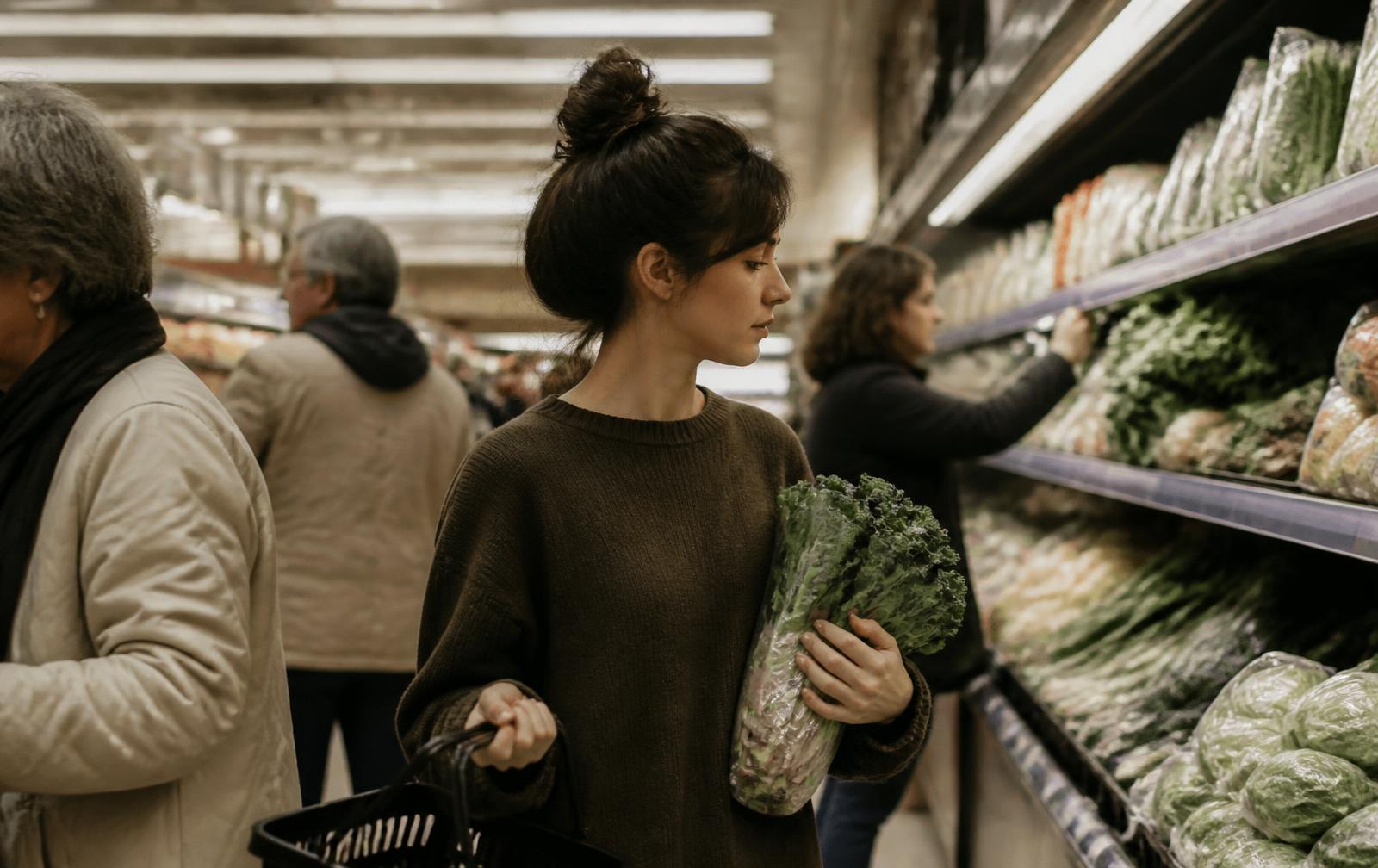 Klanten in een drukke supermarkt